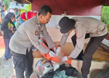 Pihak kepolisian Kukar datang untuk melakukan penanganan awal di lokasi sebelum mengevakuasi jenazah