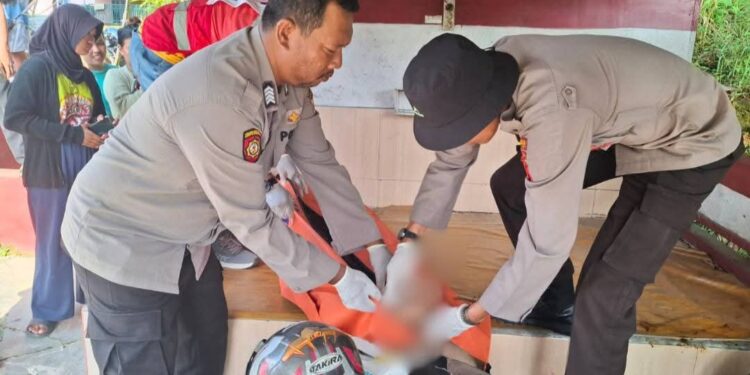 Pihak kepolisian Kukar datang untuk melakukan penanganan awal di lokasi sebelum mengevakuasi jenazah