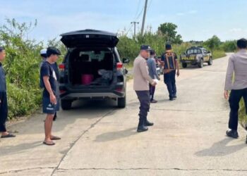 Pihak kepolisian lakukan olah TKP
