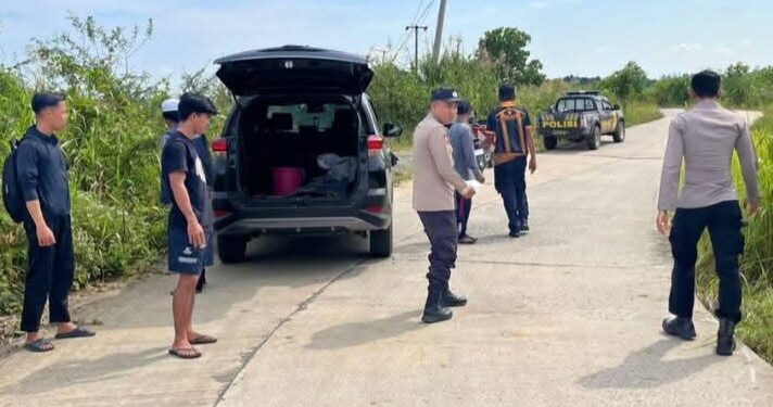 Pihak kepolisian lakukan olah TKP