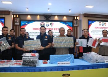 Konferensi pers Polda Kaltim di Gedung Mahakam, Kamis (23/4/2026), polisi menetapkan SN (Kuasa Pengguna Anggaran) dan YL (Pejabat Pelaksana Teknis Kegiatan) sebagai aktor utama.