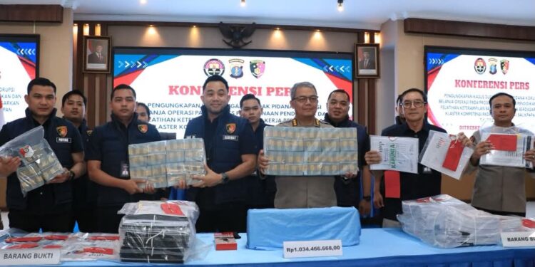 Konferensi pers Polda Kaltim di Gedung Mahakam, Kamis (23/4/2026), polisi menetapkan SN (Kuasa Pengguna Anggaran) dan YL (Pejabat Pelaksana Teknis Kegiatan) sebagai aktor utama.