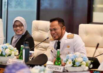 Sekda Kaltim Sri Wahyuni bersama Gubernur Kaltim Rudy Mas'ud