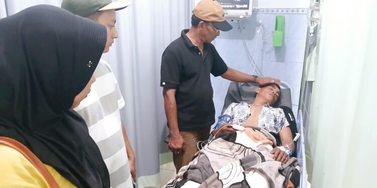 Saharuddin masih menjalani perawatan intensif akibat kelelahan dan keluhan nyeri di bagian dada setelah hampir sepekan bertahan hidup di laut lepas