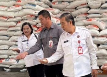 Saat Kepala Dinas DKP3 Bontang, Ahmad Aznemmelakukan pengecekan kualitas beras dan minyak goreng di gudang Perum Bulog Samarinda pada Senin (1/4/2026) lalu