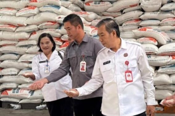 Saat Kepala Dinas DKP3 Bontang, Ahmad Aznemmelakukan pengecekan kualitas beras dan minyak goreng di gudang Perum Bulog Samarinda pada Senin (1/4/2026) lalu
