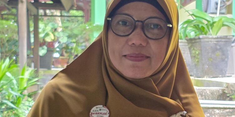 Wakil Kepala SMPN 5 Bontang, Sari Indrawati
