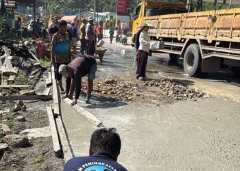 Warga Desa Loa Kulu Kota, Kecamatan Loa Kulu, Kutai Kartanegara, bergotong royong memperbaiki jalan