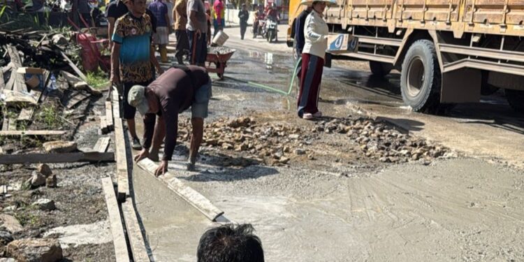 Warga Desa Loa Kulu Kota, Kecamatan Loa Kulu, Kutai Kartanegara, bergotong royong memperbaiki jalan