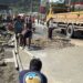 Warga Desa Loa Kulu Kota, Kecamatan Loa Kulu, Kutai Kartanegara, bergotong royong memperbaiki jalan