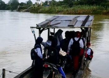 Kondisi Anak Sekolah di Desa Longjak, Kecamatan Busang, Menggunakan Perahu Untuk Ke Sekolah. (Doc/Ist)