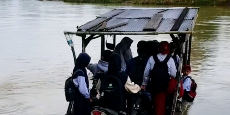 Kondisi Anak Sekolah di Desa Longjak, Kecamatan Busang, Menggunakan Perahu Untuk Ke Sekolah. (Doc/Ist)