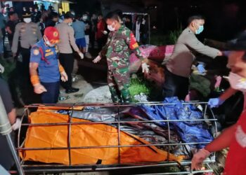 Pihak tim Gabungan lakukan evakuasi pria 41 tahun yang ditemukan meninggal
