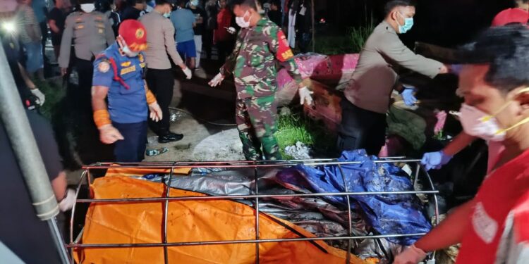 Pihak tim Gabungan lakukan evakuasi pria 41 tahun yang ditemukan meninggal