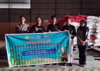 Polsek Sangkulirang Mengawal Penyaluran Jagung Ke Bulog Samarinda.