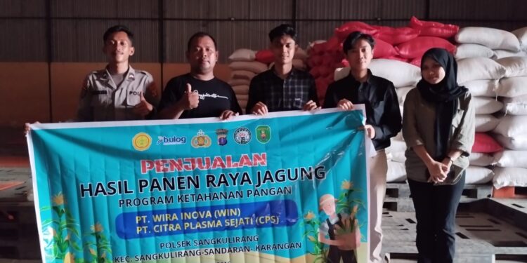 Polsek Sangkulirang Mengawal Penyaluran Jagung Ke Bulog Samarinda.