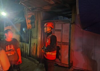Petugas saat berada di lokasi kejadian percobaan bunuh diri dengan cara membakar diri di Jalan Martadinata, Kelurahan Mekar Sari, Kecamatan Balikpapan Tengah, Rabu (8/4/2026) malam.