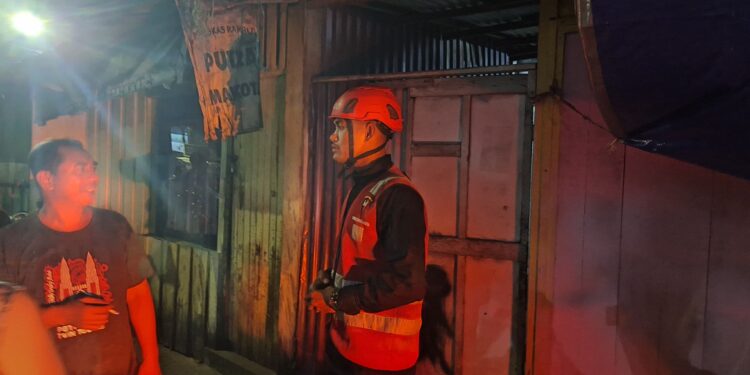 Petugas saat berada di lokasi kejadian percobaan bunuh diri dengan cara membakar diri di Jalan Martadinata, Kelurahan Mekar Sari, Kecamatan Balikpapan Tengah, Rabu (8/4/2026) malam.