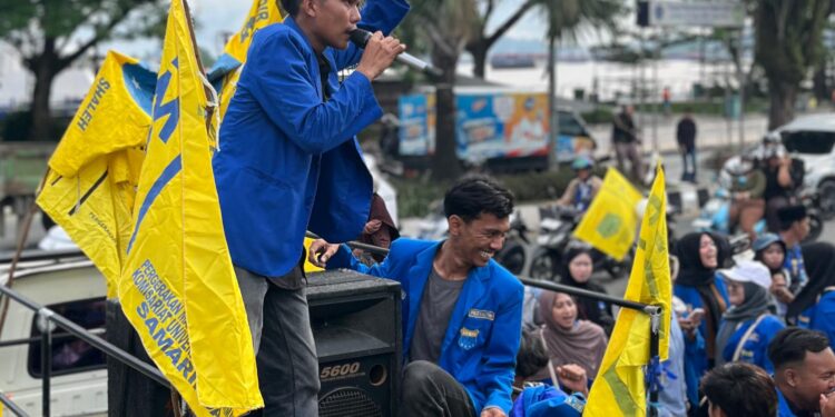PMII Samarinda, Menggelar Aksi Demonstrasi di Depan Kantor Gubernur Kaltim