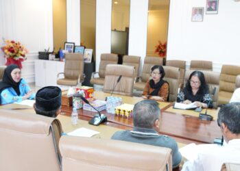 Saat Shemmy Permata Sari ditemui pihak pimpinan sekolah swasta di Bontang soal keluhaan penambaan Rombel