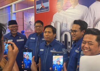 Bendahara Umum DPP Partai Demokrat, Irwan Fecho saat diwawancarai awak media