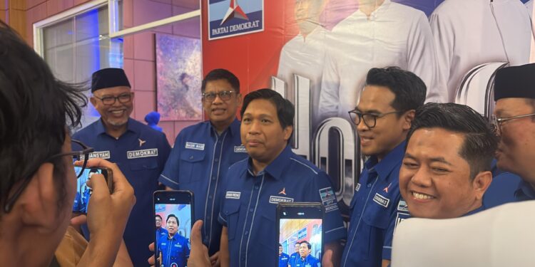 Bendahara Umum DPP Partai Demokrat, Irwan Fecho saat diwawancarai awak media