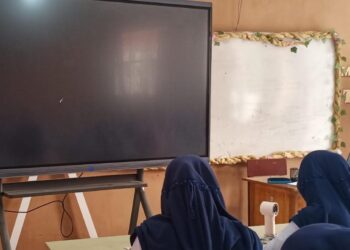 Samrt board di dalam ruang sekolah