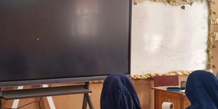 Samrt board di dalam ruang sekolah