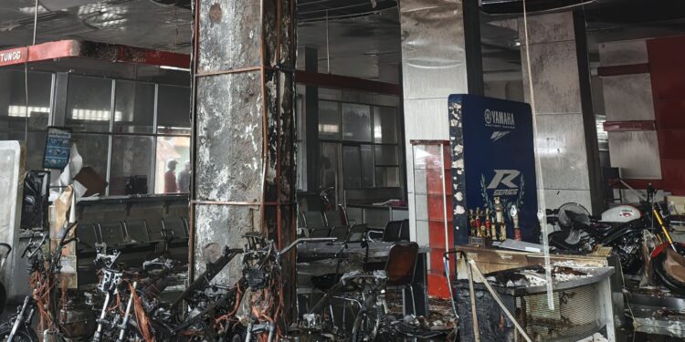 Kondisi Kebakaran melanda dealer Yamaha di Jalan Pangeran Antasari, Kota Samarinda, Minggu (12/4/2026) sore
