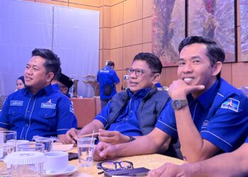 Basri Rase (tengah) diapit Ketua dan Sekretaris DPC Demokrat Bontang
