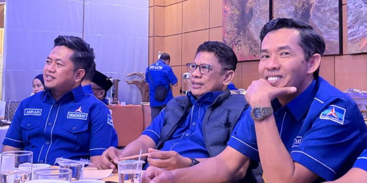 Basri Rase (tengah) diapit Ketua dan Sekretaris DPC Demokrat Bontang