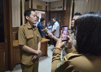 Asisten Pemkesra sekaligus Plt Kadistransnaker Kutim Trisno. (Doc: Cuitan/Arya)