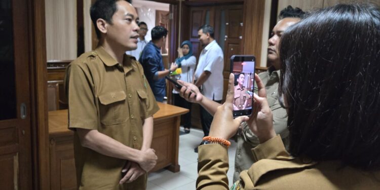 Asisten Pemkesra sekaligus Plt Kadistransnaker Kutim Trisno. (Doc: Cuitan/Arya)