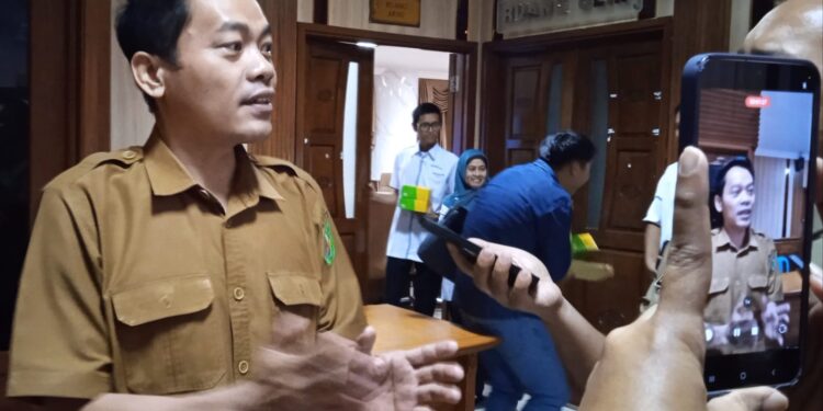 Asisten Pemerintahan dan Kesejahteraan Rakyat (Pemkesra) Seskab Kutim sekaligus PLT kepala Distransnaker, Trisno