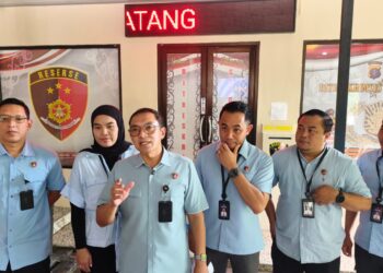 Direktur Reserse Kriminal Khusus Polda Kaltim, Kombes Pol Bambang Yugo Pamungkas (tengah) saat memberikan penjelasan tentang kasus korupsi RPU di Kutai Timur, Selasa (14/4/2026).