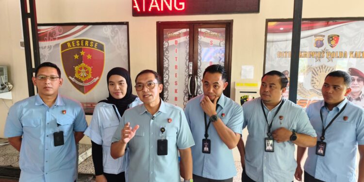Direktur Reserse Kriminal Khusus Polda Kaltim, Kombes Pol Bambang Yugo Pamungkas (tengah) saat memberikan penjelasan tentang kasus korupsi RPU di Kutai Timur, Selasa (14/4/2026).
