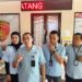 Direktur Reserse Kriminal Khusus Polda Kaltim, Kombes Pol Bambang Yugo Pamungkas (tengah) saat memberikan penjelasan tentang kasus korupsi RPU di Kutai Timur, Selasa (14/4/2026).