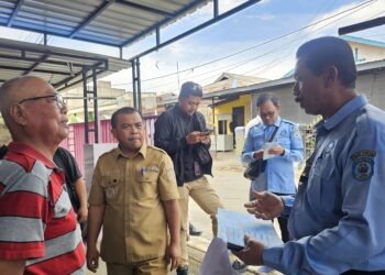 Didampingi Direktur Perusahaan Daerah Air Minum (PDAM), Wakil Wali Kota Bontang melakukan peninjauan langsung ke lapangan menanggapi keluhan warga terkait lonjakan tarif air,