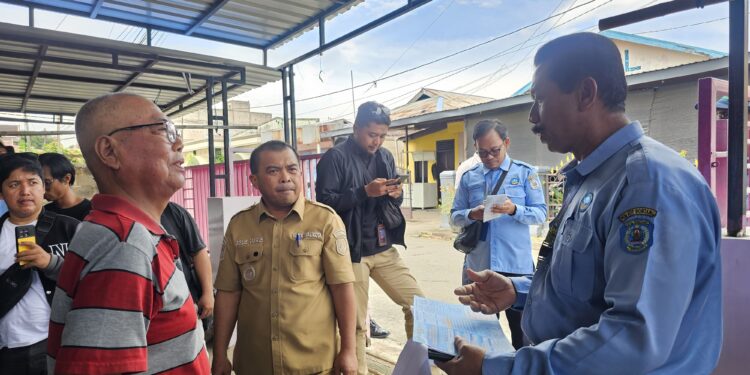 Didampingi Direktur Perusahaan Daerah Air Minum (PDAM), Wakil Wali Kota Bontang melakukan peninjauan langsung ke lapangan menanggapi keluhan warga terkait lonjakan tarif air,
