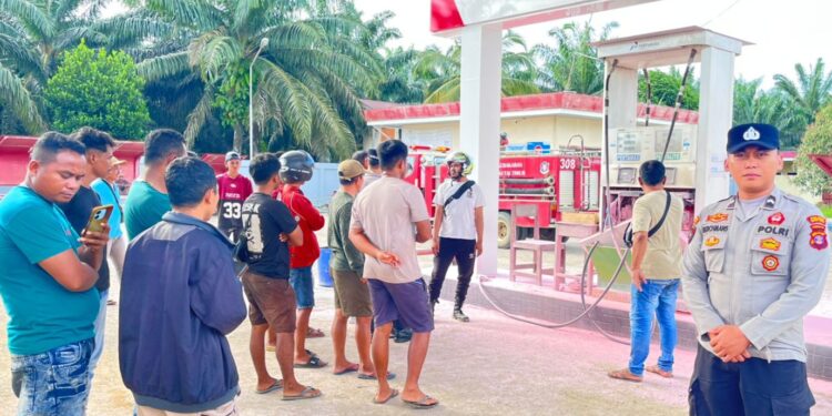 Ledakan memunculkan kebakaran kecil terjadi di Stasiun Pengisian Bahan Bakar Umum (SPBU) di Jalan Poros Muara Wahau–Bengalon