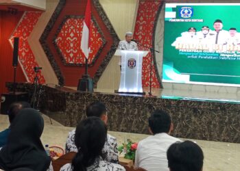 Sekretaris Disdikbud Bontang, Saparuddin saat sambutan.