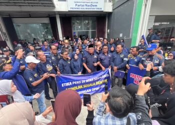Sejumlah kader Partai NasDem di Kalimantan Timur menggelar aksi protes terhadap laporan Majalah Tempo