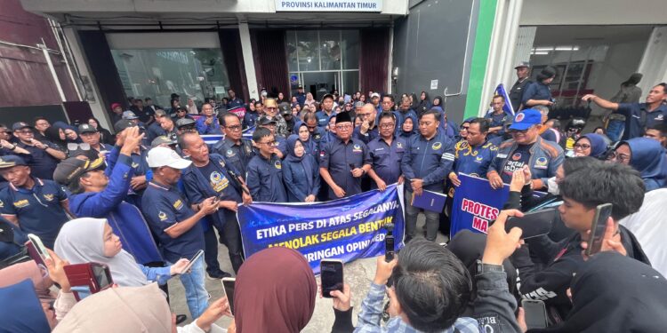 Sejumlah kader Partai NasDem di Kalimantan Timur menggelar aksi protes terhadap laporan Majalah Tempo