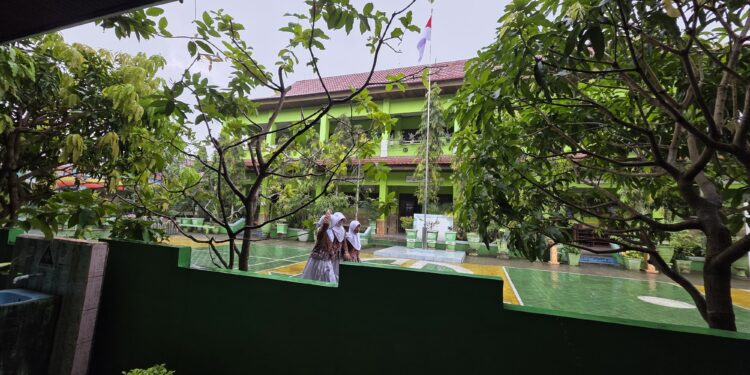 Berbagai tanaman tumbuh di area SDN 008 Bontang Utara