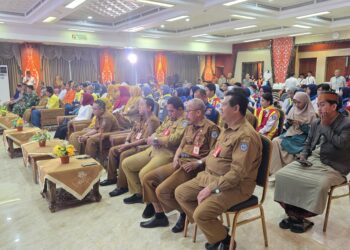 Kepala Disdikbud Bontang, Abdu Safa Muha (kedua dari kiri) mengikuti kegiatan donor darah yang digelar PT KNI.
