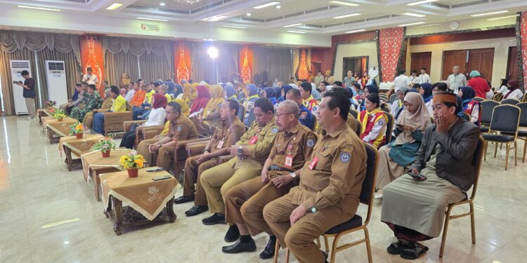 Kepala Disdikbud Bontang, Abdu Safa Muha (kedua dari kiri) mengikuti kegiatan donor darah yang digelar PT KNI.