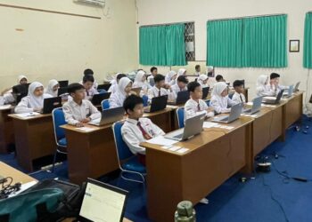 Siswa-siswi SDN 008 Bontang Utara mengikuti TKA