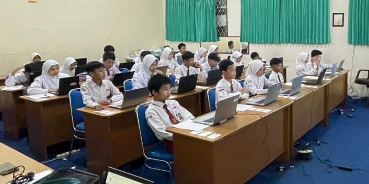 Siswa-siswi SDN 008 Bontang Utara mengikuti TKA