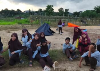 Siswa-siswi SDN 006 Bontang Utara saat latihan Pramuka.
