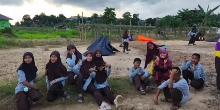 Siswa-siswi SDN 006 Bontang Utara saat latihan Pramuka.